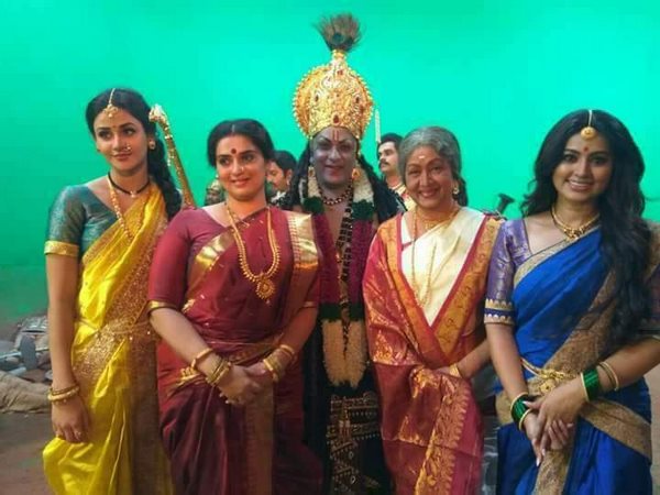 In pic: Ravichandran, Bharathi Vishnuvardhan and Sneha at Kurukshetra shooting In pic: Ravichandran, Bharathi Vishnuvardhan and Sneha at Kurukshetra shooting