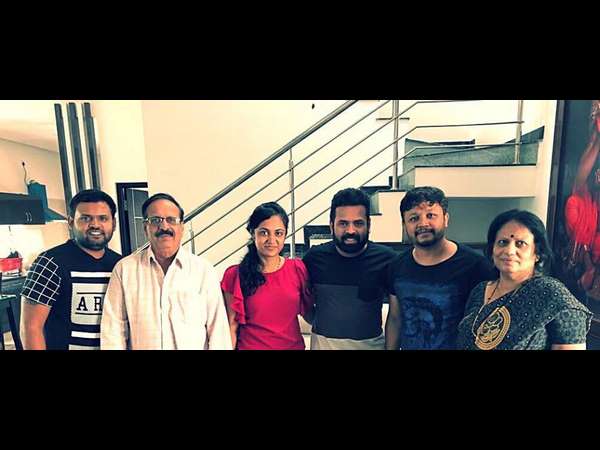 Actor ganesh visit to santhosh ananddram home