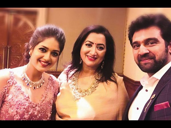 ಹಿಂದೂ-ಕ್ರಿಶ್ಚಿಯನ್ ಸಂಪ್ರದಾಯ ಹಿಂದೂ-ಕ್ರಿಶ್ಚಿಯನ್ ಸಂಪ್ರದಾಯ