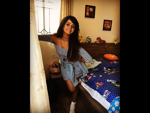 Actress Mayuri playing a chief minister daughter role in signechar movie. Actress Mayuri playing a chief minister daughter role in signechar movie.