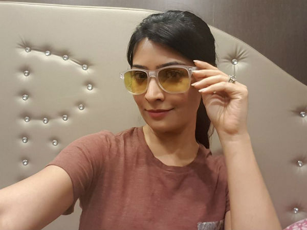 Radhika Pandit has taken Sun Glass from KGF shooting location