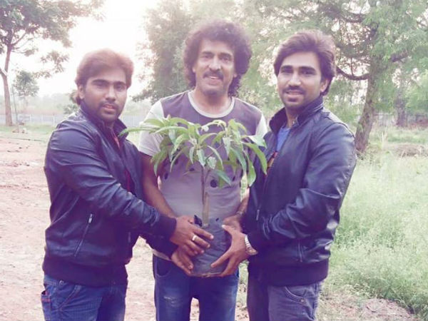 A fan invited upendra for his marriage with a special invitation