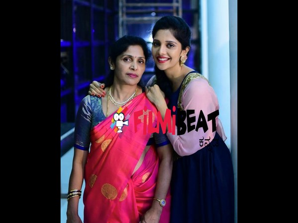 ಮಗಳಂತೆ ಅಮ್ಮನೂ ಸುಂದರಿ ಮಗಳಂತೆ ಅಮ್ಮನೂ ಸುಂದರಿ