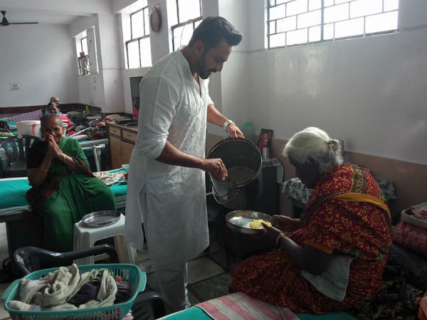 ವೃದ್ಧಾಶ್ರಮದಲ್ಲಿ ಹುಟ್ಟುಹಬ್ಬ ಆಚರಣೆ