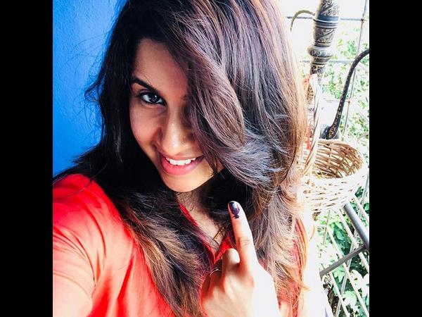 ಮಂಗಳೂರಿನಲ್ಲಿ ಅನುಶ್ರೀ ಮತದಾನ ಮಂಗಳೂರಿನಲ್ಲಿ ಅನುಶ್ರೀ ಮತದಾನ