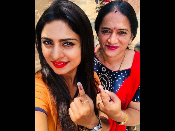 ಮತದಾನ ಮಾಡಿದ ದೀಪಿಕಾ ದಾಸ್ ಮತದಾನ ಮಾಡಿದ ದೀಪಿಕಾ ದಾಸ್