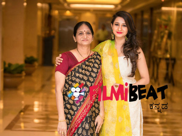 ಸಾಧನೆಯ ಎಲ್ಲಾ ಪಾಲು ಅಮ್ಮನದೇ ಸಾಧನೆಯ ಎಲ್ಲಾ ಪಾಲು ಅಮ್ಮನದೇ