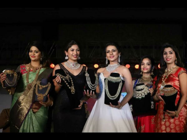  Actress sruthi hariharan inaugurates The Jewelry show in Mysuru 