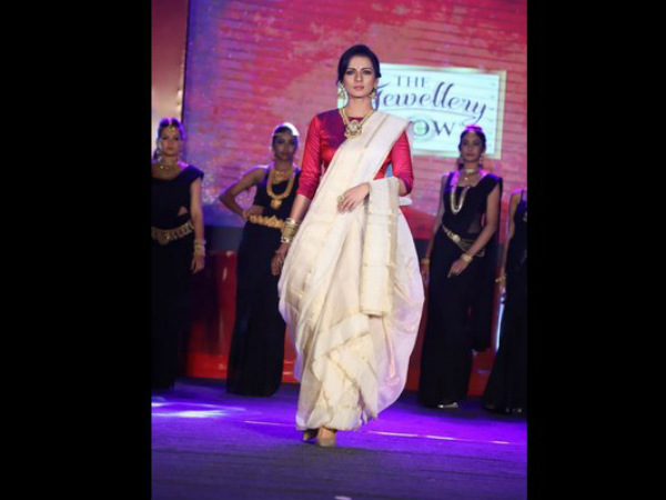  Actress sruthi hariharan inaugurates The Jewelry show in Mysuru 