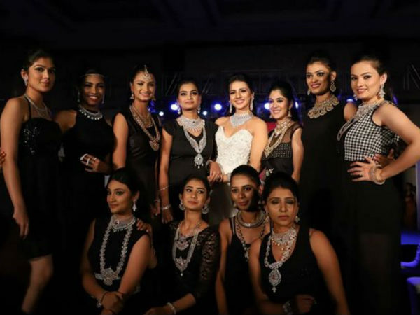  Actress sruthi hariharan inaugurates The Jewelry show in Mysuru 