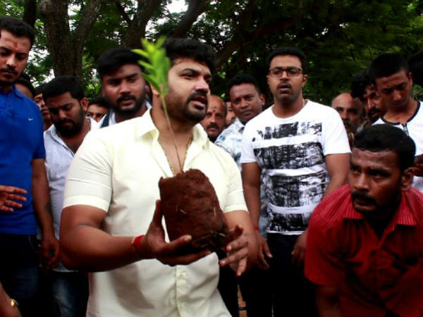 ದೇವಸ್ಥಾನದ ಆವರಣದಲ್ಲಿ ಮರ ನೆಡುವ ಕಾರ್ಯಕ್ರಮ