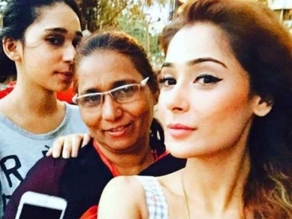 Sara Khans Bathtub video Uploaded by Sister Sara Khans Bathtub video Uploaded by Sister