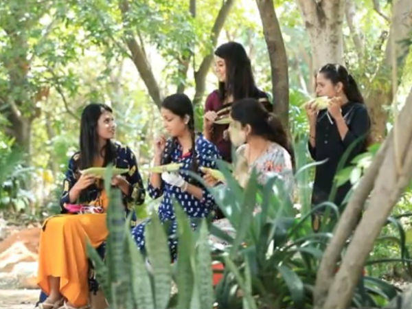 ಪಾರ್ಕ್ ನಲ್ಲಿ ಹೆಂಗಳೆಯರು