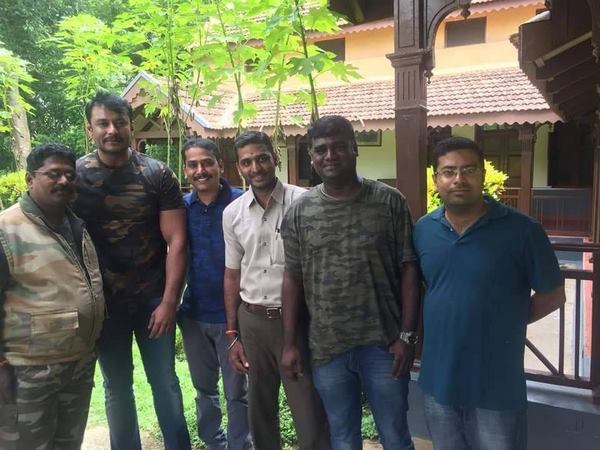 ಹಳ್ಳಿ ಅಭಿಮಾನಿಗಳನ್ನ ಭೆಟಿ ಮಾಡಿದ ದಾಸ ಹಳ್ಳಿ ಅಭಿಮಾನಿಗಳನ್ನ ಭೆಟಿ ಮಾಡಿದ ದಾಸ