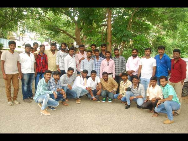 ಸಭೆಯಲ್ಲಿ ಅನೇಕ ಅಭಿಮಾನಿಗಳು 