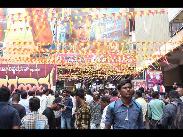 ಬೆಳಗ್ಗೆ 6 ಗಂಟೆಗೆ ಪ್ರದರ್ಶನ ಶುರುವಾಗಿತ್ತು 