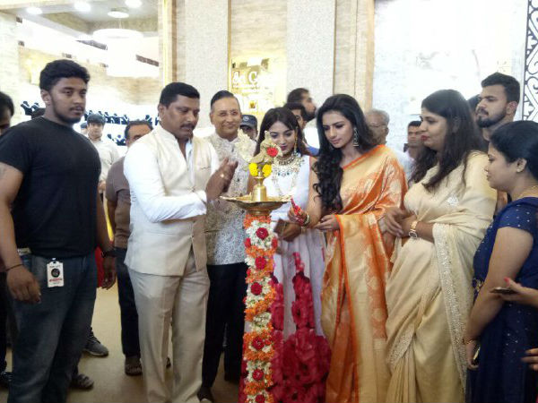 Kannada Actress Sruthi Hariharan inaugurates Jewellary mela at Shivamogga