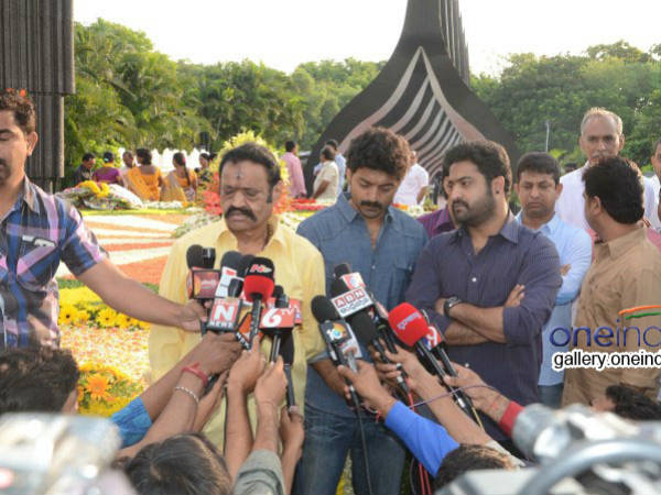 ಜಾಗೃತಿ ಮೂಡಿಸುತ್ತಿದ್ದ ಕುಟುಂಬ ಜಾಗೃತಿ ಮೂಡಿಸುತ್ತಿದ್ದ ಕುಟುಂಬ