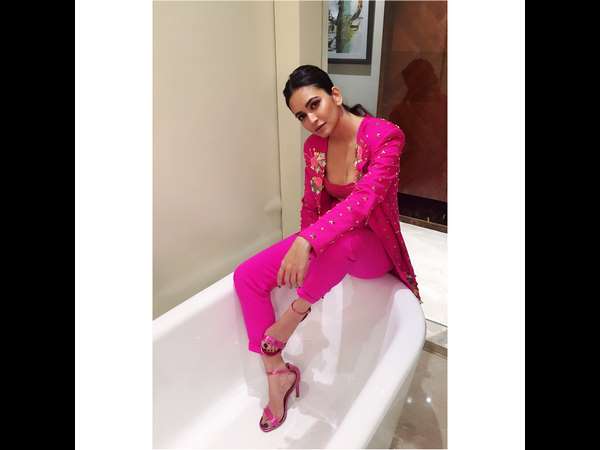 kriti kharbandas bath tub photo is viral on the social networking site