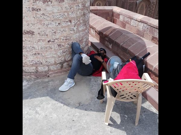 ರಾಜಸ್ಥಾನ ಬೀದಿಯ ನೆರಳಿನಲ್ಲೇ ಮಲಗಿದ ನಟ 