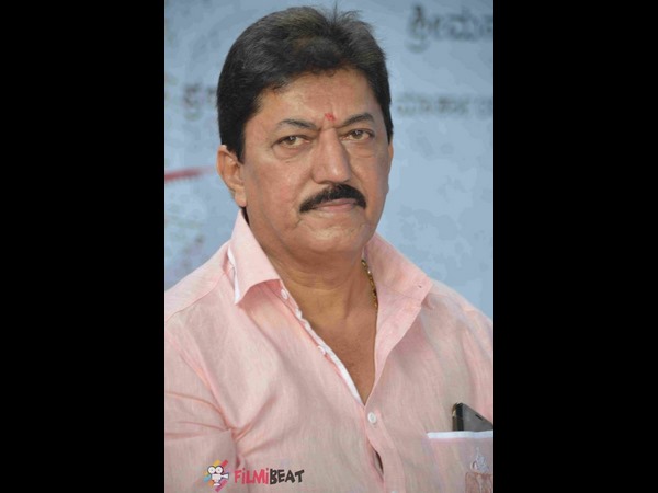 ನಾವು ಹಿಂದೆ ಕೂತಿದ್ವಿ