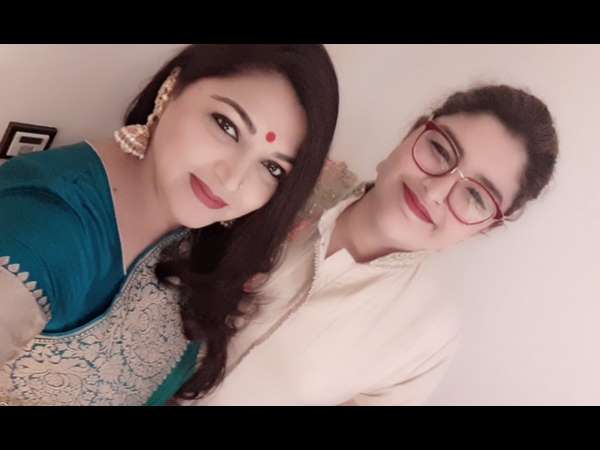 actress kushboo took selfie with her daughters in siima