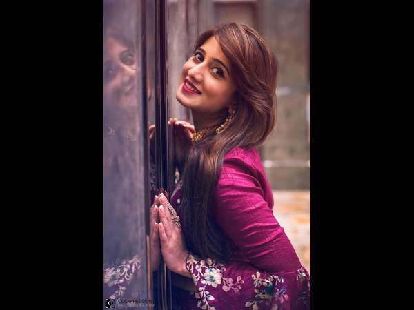 ಹಣದ ಆಮಿಷ ನೀಡುತ್ತಿದ್ದಾರೆ