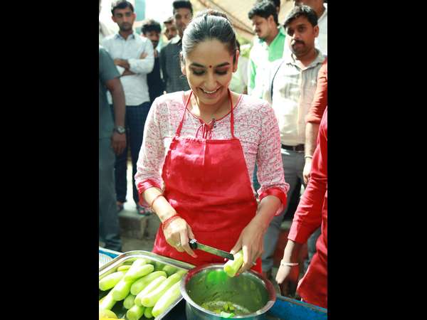 ಮಾವಿನಕಾಯಿ ಮಾರಿದ ರಾಗಿಣಿ