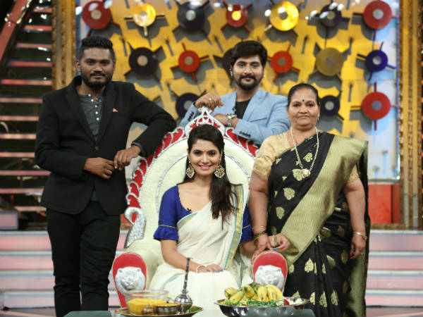 ತಾಯಿ ಮತ್ತು ಪತಿಯೊಂದಿಗೆ ಶ್ವೇತಾ