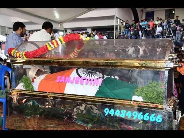 ವಿಷ್ಣು ಸಂಪ್ರದಾಯದಂತೆ ಅಂಬಿ ಅಂತ್ಯಕ್ರಿಯೆ.!