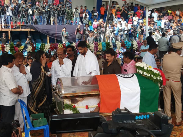 ರಾಜನ ಹಾಗೆ ಬದುಕಿದ್ದ ಅಂಬರೀಶ್ ರಾಜನ ಹಾಗೆ ಬದುಕಿದ್ದ ಅಂಬರೀಶ್