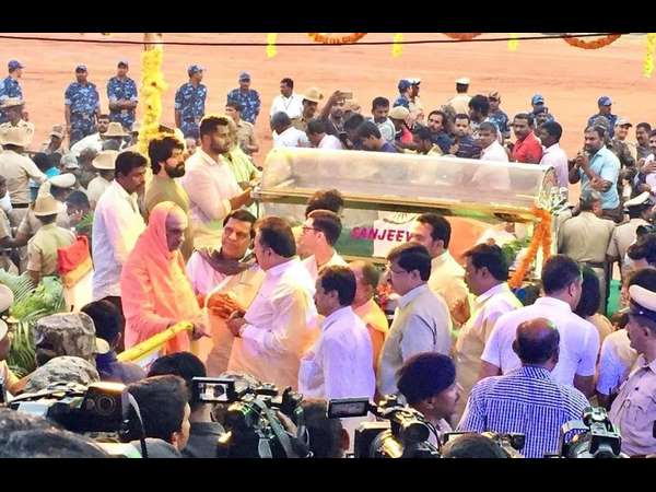 ನಗುತ್ತಿದ್ದ ಜನ