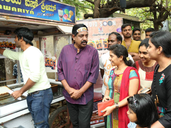 ಹೂವಿನ ವ್ಯಾಪಾರ ಮಾಡುತ್ತಿರುವ ಶಿವಕುಮಾರ್