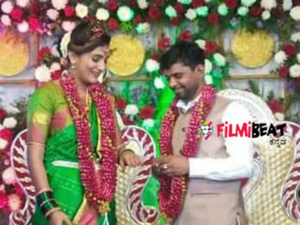 ಉಂಗುರ ಬದಲಿಸಿಕೊಂಡ ಜೋಡಿ