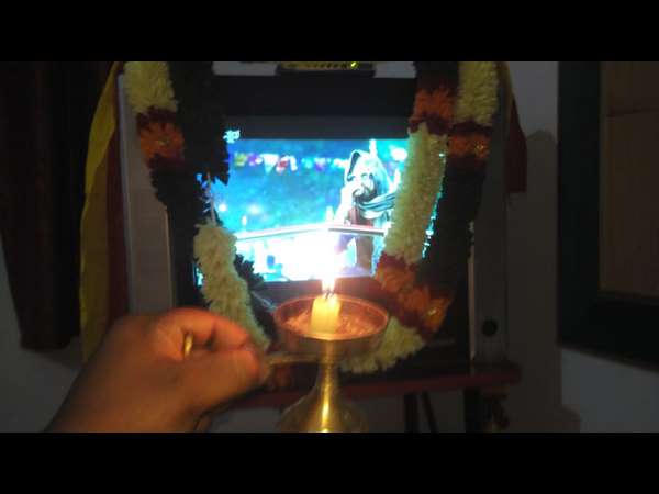 ಟಿವಿಗೆ ಹಾರ ಹಾಕಿ ಪೂಜೆ