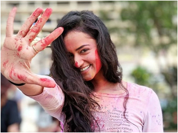 ಬಣ್ಣಗಳ ರಂಗೀನ್ ಆಟದಲ್ಲಿ ಶಾನ್ವಿ ಶ್ರೀವಾಸ್ತವ್ 