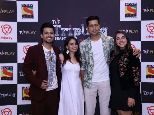 ಚಿತ್ವಾನ್ ಪಾತ್ರವನ್ನು ನಿರ್ವಹಿಸುತ್ತಿರುವ ಅಮೋಲ್ ಚಿತ್ವಾನ್ ಪಾತ್ರವನ್ನು ನಿರ್ವಹಿಸುತ್ತಿರುವ ಅಮೋಲ್