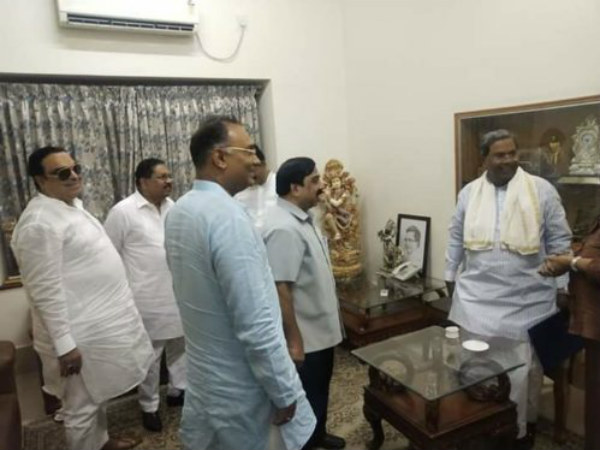 Ravichandran invited to Siddaramaiah for his daughter marriage