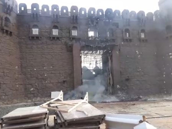 ಶೂಟಿಂಗ್ ಮುಗಿದಿದ್ದರೂ ಸೆಟ್ ಯಾಕೆ ತೆಗಿದಿಲ್ಲ? ಶೂಟಿಂಗ್ ಮುಗಿದಿದ್ದರೂ ಸೆಟ್ ಯಾಕೆ ತೆಗಿದಿಲ್ಲ?