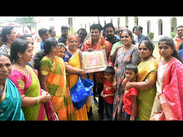 Female Fans give surprise gift to puneeth rajkumar
