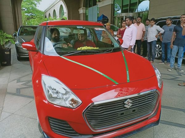 kannada actor yash droves his associate director car