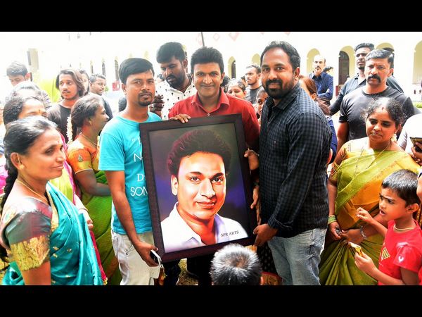 Female Fans give surprise gift to puneeth rajkumar