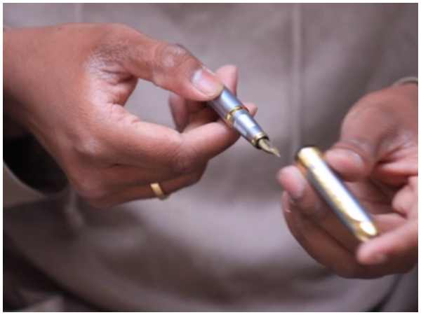 ದುಬಾರಿ ಪೆನ್ನು ನೀಡಿದ ಹರಿಕುಮಾರ್