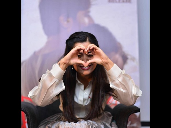 ರೋಮ್ಯಾಂಟಿಕ್ ಆಗಿರಬೇಕು ರೋಮ್ಯಾಂಟಿಕ್ ಆಗಿರಬೇಕು