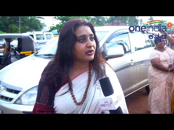 ಸಿಹಿ ತಿಂದು ಸಂಭ್ರಮಿಸಿದ ನಟಿ ಸಿಹಿ ತಿಂದು ಸಂಭ್ರಮಿಸಿದ ನಟಿ