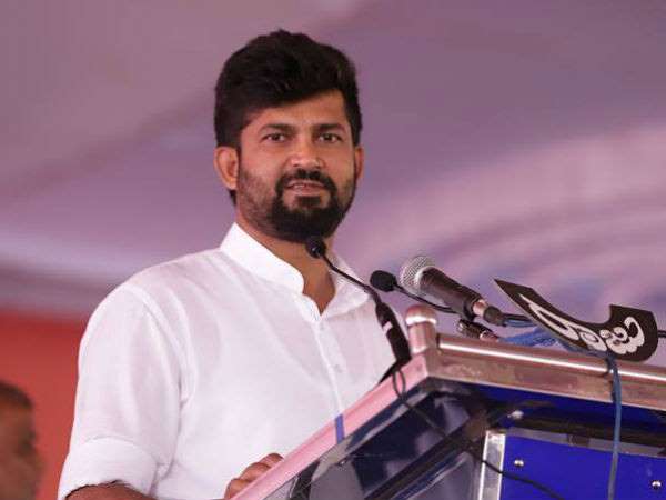 ಯುವ ಜೋಡಿಗಳ ಜೊತೆ ನಿಂತ ಸಂಸದ