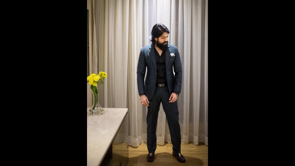 ಸ್ಟೈಲಿಶ್ ಪೋಟೋಗಳನ್ನು ಶೇರ್ ಮಾಡಿರುವ ಯಶ್