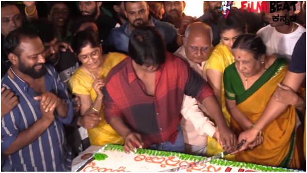 fir-against-duniya-vijay-for-cutting-cake-in-talwar fir-against-duniya-vijay-for-cutting-cake-in-talwar