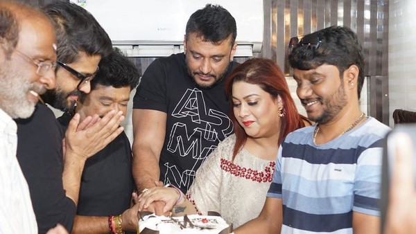 ಕೇಕ್ ಮಾಡಿ ಸಂಭ್ರಮಿಸಿದ ದರ್ಶನ್