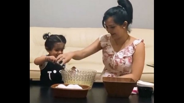 ಅಮ್ಮನಿಗೆ ಸಹಾಯ ಮಾಡಿದ ಮುದ್ದು ಪುಟಾಣಿ ಆಯ್ರಾ